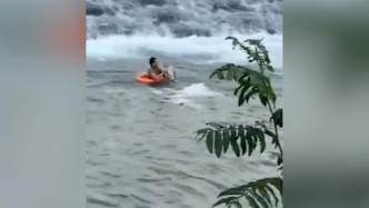 女孩在鱼鳞坝游玩时落水，男子找来救生圈一跃而下将其救回