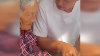 62岁儿子陪95岁母亲晒太阳、看图识物