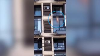 男孩浑身赤裸吊在8楼阳台外沿，多人用床单将其接住救下