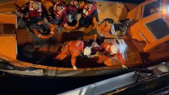 长江口海域一砂石船进水倾覆，13名船员全部获救