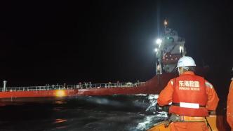 长江口海域一砂石船进水倾覆沉没，13名船员全部获救