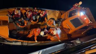 长江口海域一砂石船进水倾覆，13名船员全部获救
