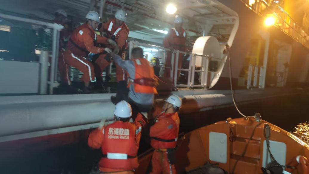 长江口海域一砂石船夜间进水倾覆，13名船员全部获救