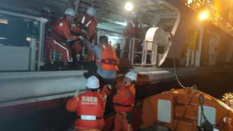 长江口海域一砂石船夜间进水倾覆，13名船员全部获救