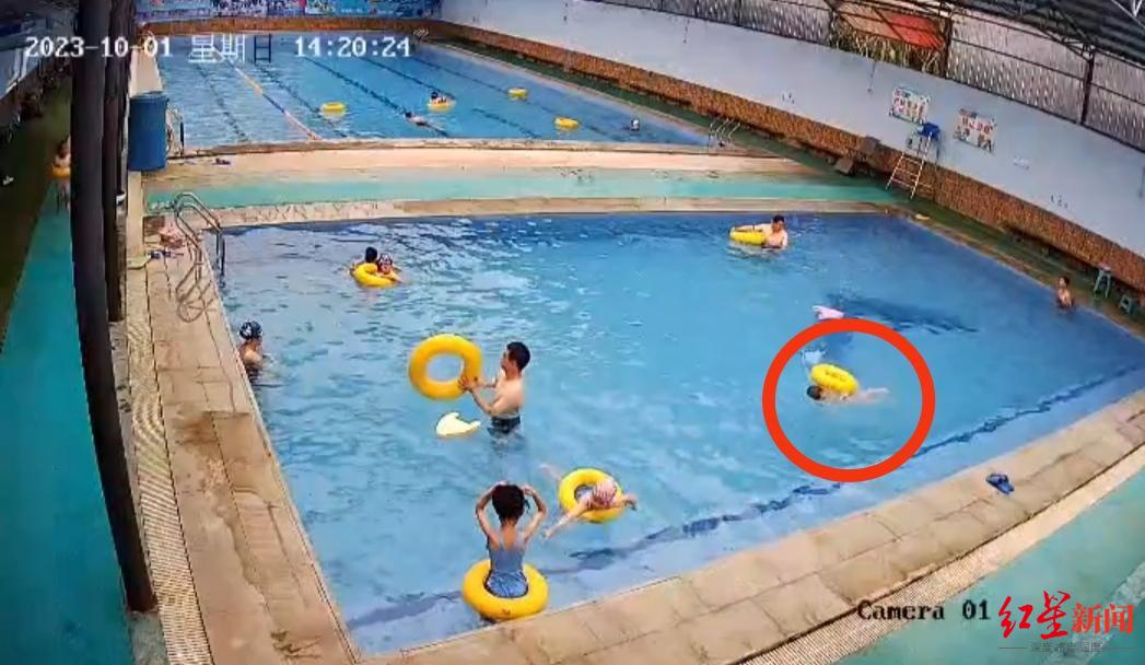 四川盐源男童在游泳馆溺亡，律师解读：周围人是否有救助责任？