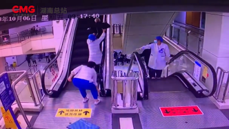 老人在医院乘扶梯时遇险，女医生扔下手里东西跑去救人
