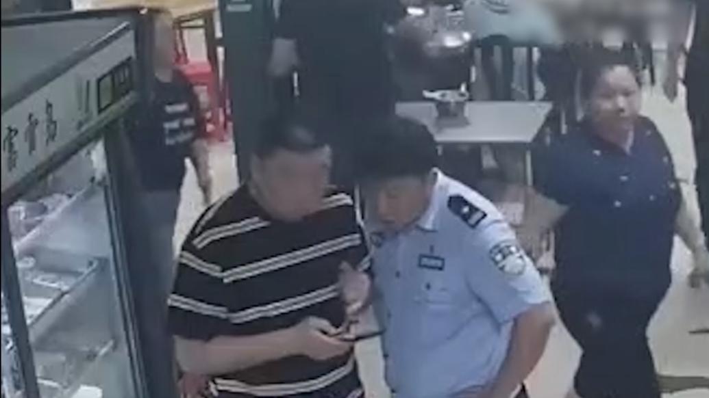 一眼鎖定！民警吃飯遇嫌疑人當場打包帶走