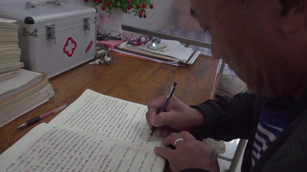 宿管大爷11年手写200多本日志，让学生体验回家的感觉