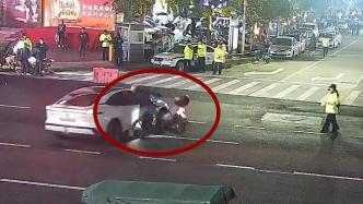 男子醉酒骑摩托出车祸摔倒，见交警上前搀扶拔腿就跑