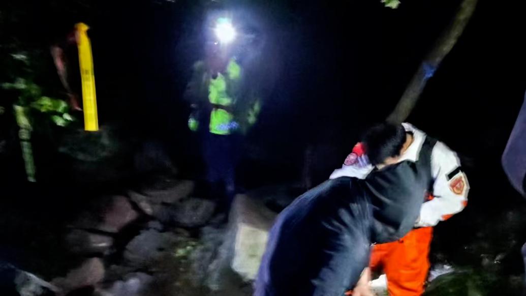 5名学生网上查攻略登秦岭冰晶顶时迷路，救援人员深夜救回