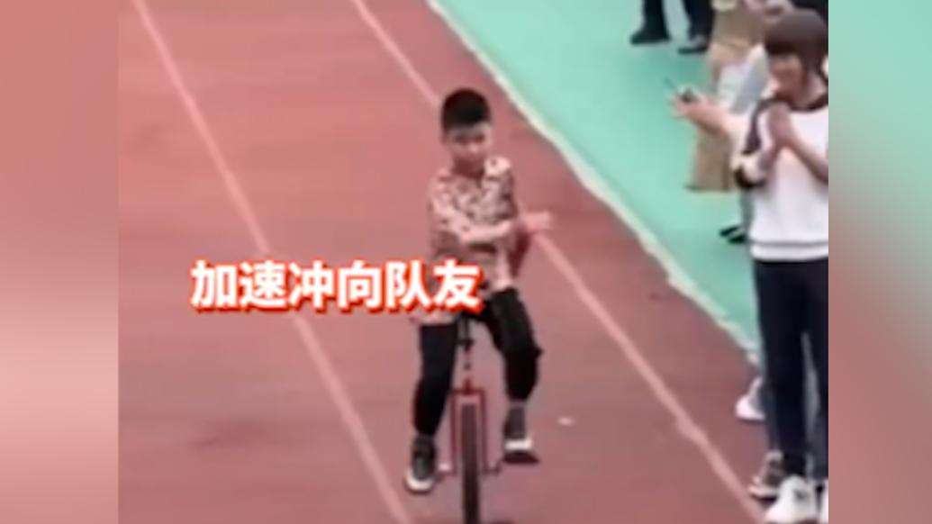 校运动会开幕式现场，男孩骑独轮车摔倒奋起直追与队友会合