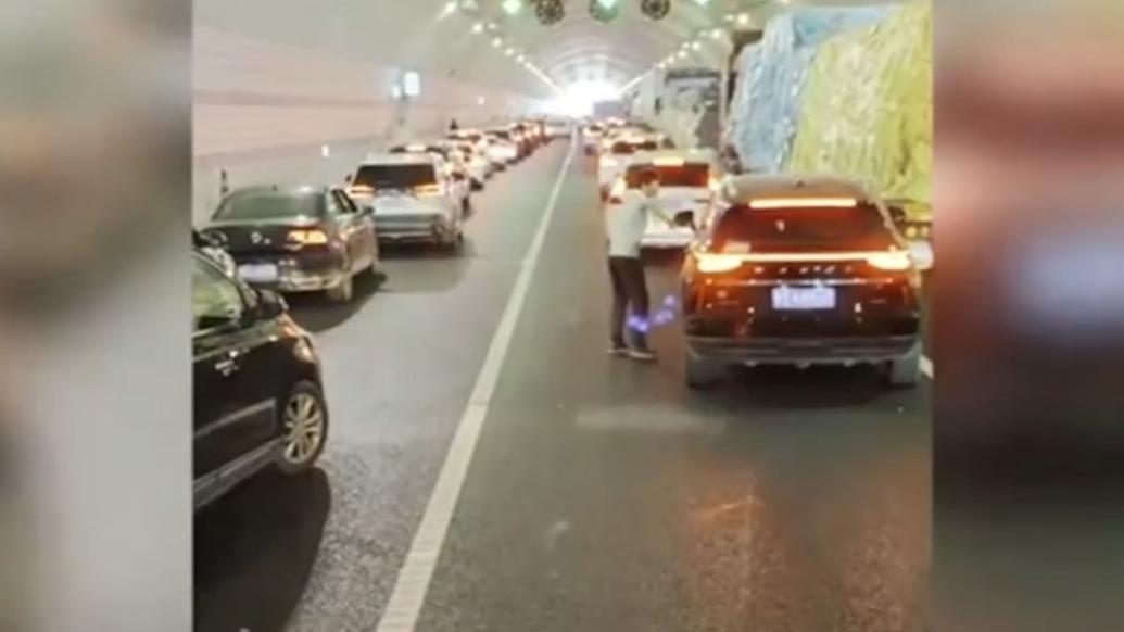 救援車因隧道擁堵無法通行，熱心司機幫忙“通路”