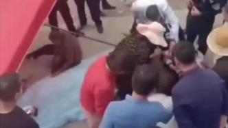 安徽宿州村医追刺民警被开枪击中后身亡，事发当天与妻子吵架