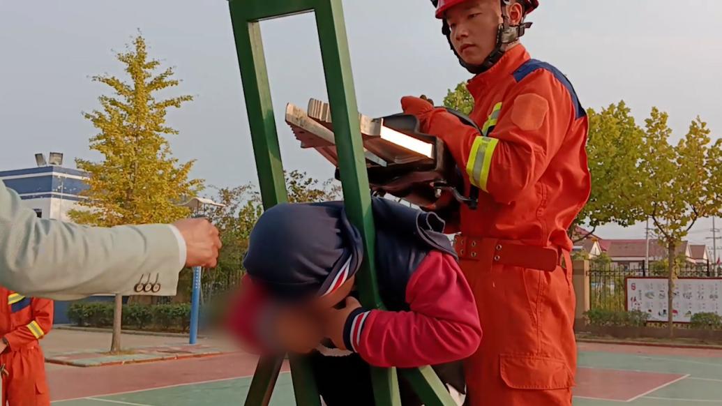 小學(xué)生頭卡籃球架“拔”不出，消防擴(kuò)張施救