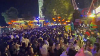 武汉欢乐谷万圣节首夜活动拥堵有人喊退票，游客：挤到难透气