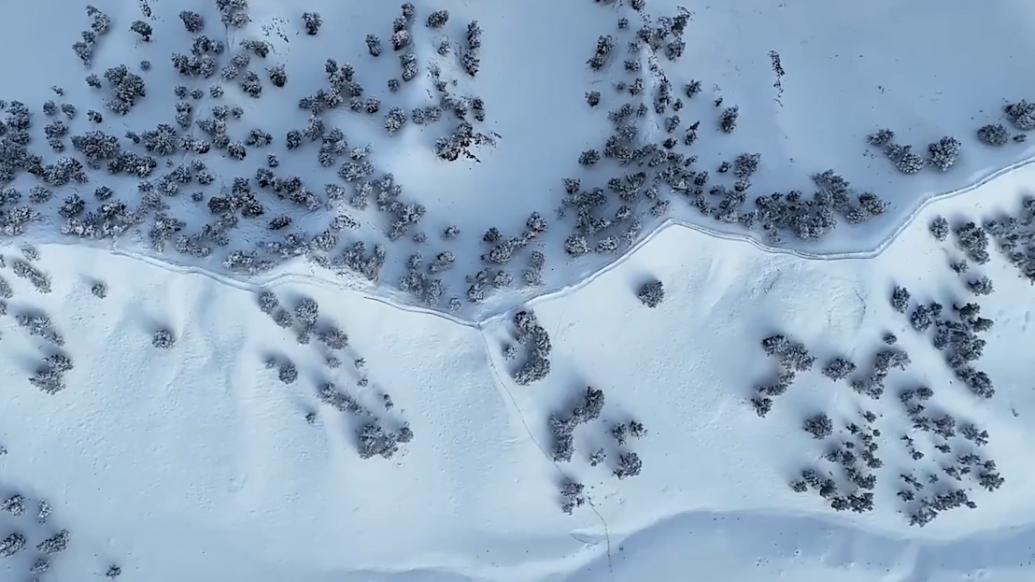 青海都蘭秋日雪景如水墨畫