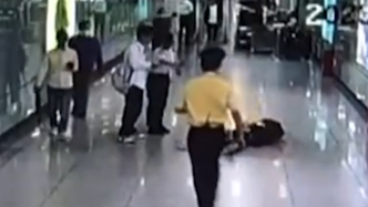 广州地铁员工和乘客用AED合力救下一命