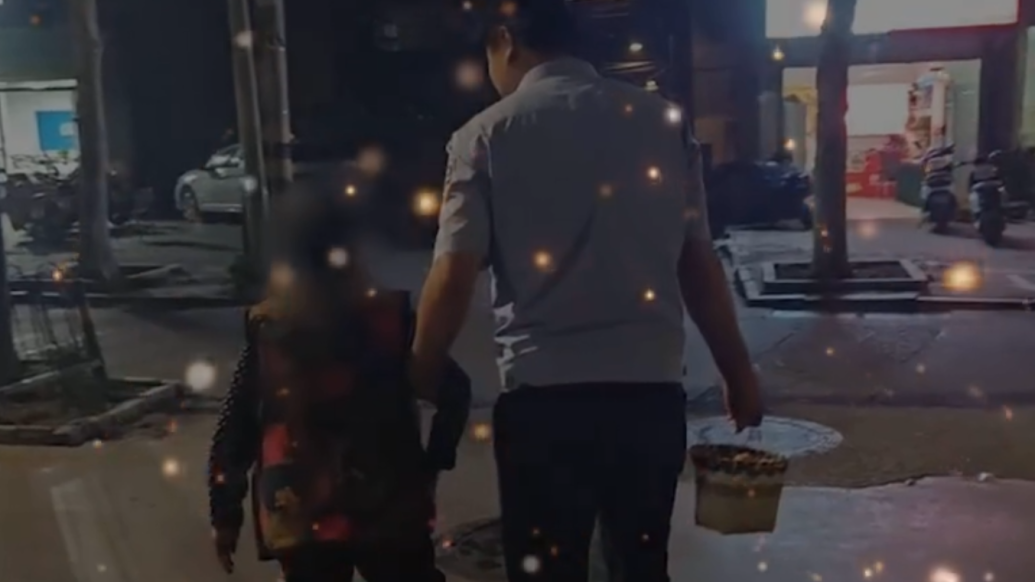 1米86高的輔警攙扶走失老人穿街走巷尋家，最暖身高差