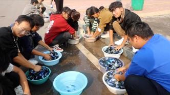 高校将学生捐的军训服洗净送劳动者：学校传统，今年捐千余件
