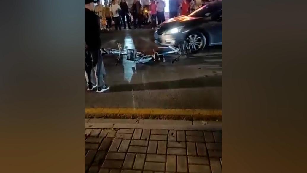南京一男子撞车后逃逸再撞一车，撞击共享单车后逃离
