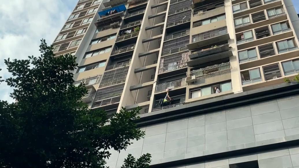 孩童身悬9楼窗外,民警,居民奋力托举救命