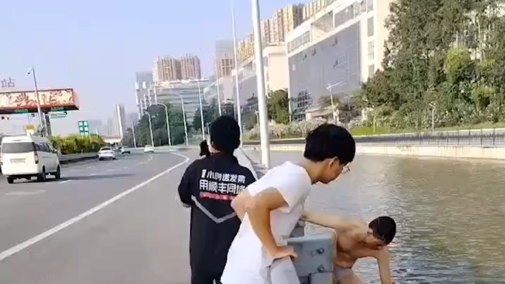男子落水，路過的外賣員與快遞員下水施救