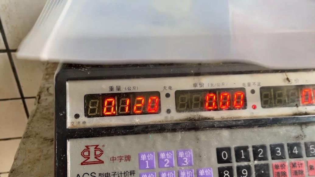 买百元海鲜袋子花了12元， 暗访广东海陵岛“增重”塑料袋骗秤