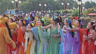 女生们在迪士尼扮演欢天喜地七仙女，网友：勾起小时候的回忆