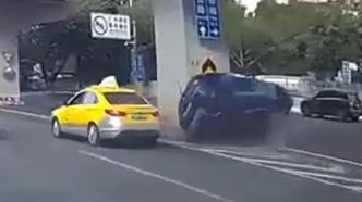 宝马与出租车相撞，广州警方：未发现斗气行为，两车均超速
