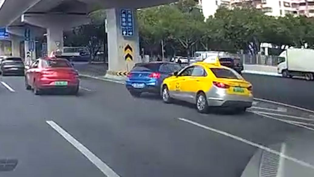 廣州交警通報“寶馬與出租車相撞側翻起火”:未發現“斗氣車”,兩車均超速