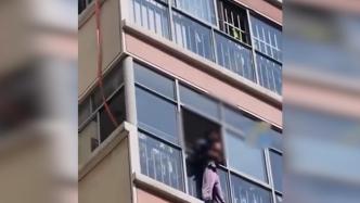 男童被困5楼窗外，空调师傅空降救回