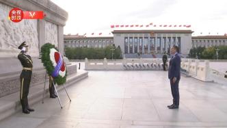视频丨泰国总理赛塔向人民英雄纪念碑敬献花圈