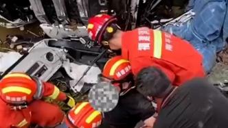 水泥罐车坠入沟中，救援时消防喊话安抚被困司机