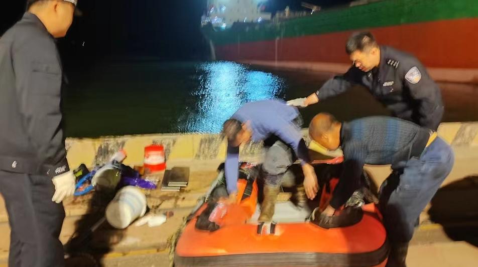 海中釣魚橡皮艇突發故障被困海上,民警、海事接力救援