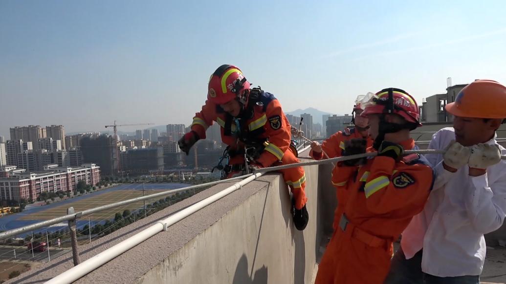 工人被困40米高空,消防火速救援