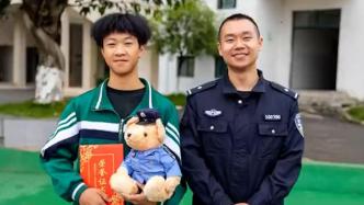 少年跳水救人，民警上门送警熊玩偶