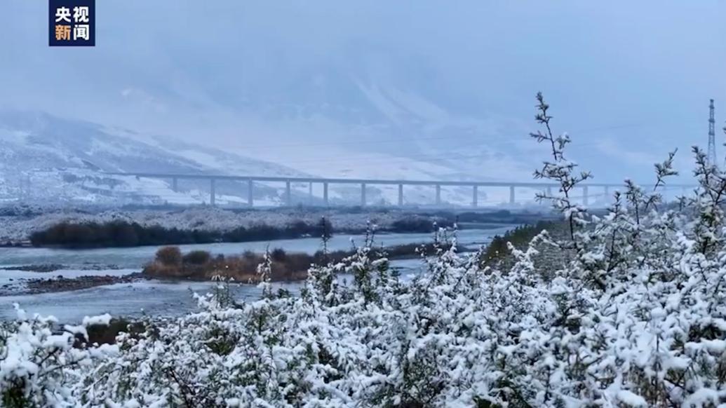 賞秋也賞雪!青海秋日雪景宛如水墨畫
