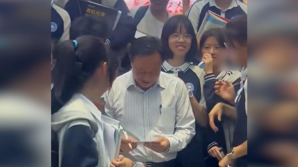 中国科学院院士到中学分享讲座，被学生们的热情“包围了”