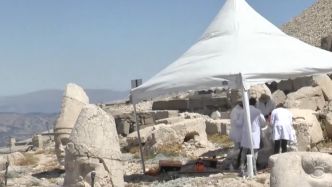 土耳其专家用纳米石灰成功修复内姆鲁特山遗址雕像裂缝