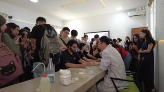 中国援突医疗队在孔子学院开展义诊