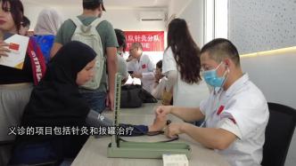中国援突医疗队在孔子学院开展义诊，项目包括针灸和拔罐