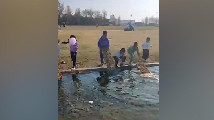 鄂州一公園內小孩拿下水道蓋板玩水后丟置？知情人士回應已蓋好