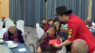 湖北十堰柏林镇邀请百余名75岁以上村民，免费吃饭领粮油