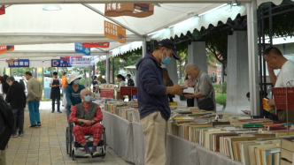 苏州河畔“淘书乐”市集升级归来，旧书爱好者纷纷来寻书