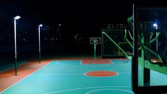 居民反映学校篮球场开放时间有限且缺少照明，回应怎么说？