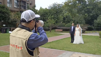 长沙一社区请来摄影师为环卫工人拍婚纱照