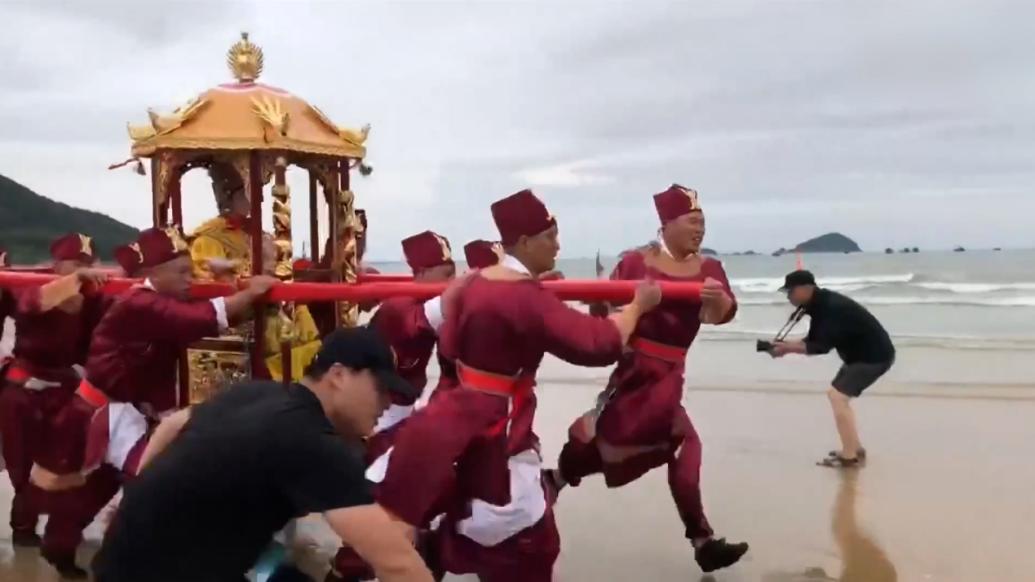 福建霞浦：“媽祖走水”熱鬧上演