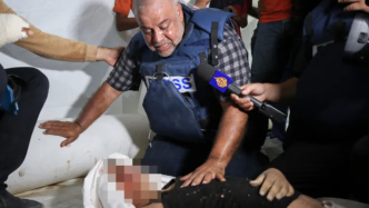 加沙记者直播报道时得知妻儿小女被炸死，跪地痛诉恶行