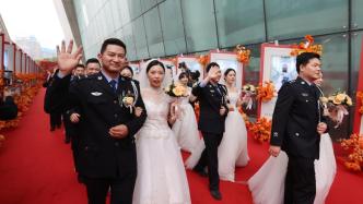 武汉公安为36对警营新人举办集体婚礼，其中9对是双警连理