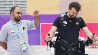 阿富汗轮椅篮球运动员亚残运村体验高科技：站起来看你们好矮